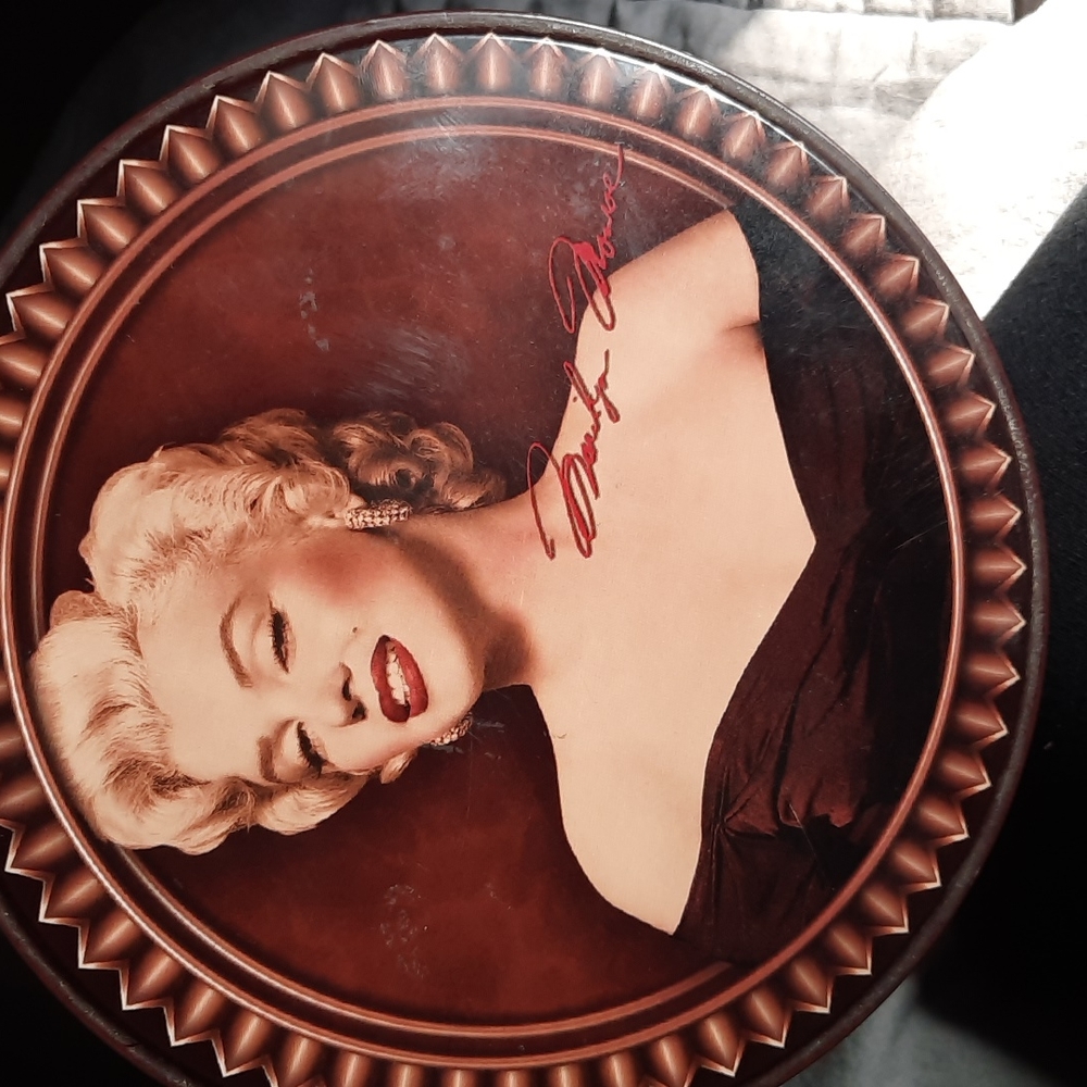 Metal Marilyn Monroe tin - Picture 4 of 5